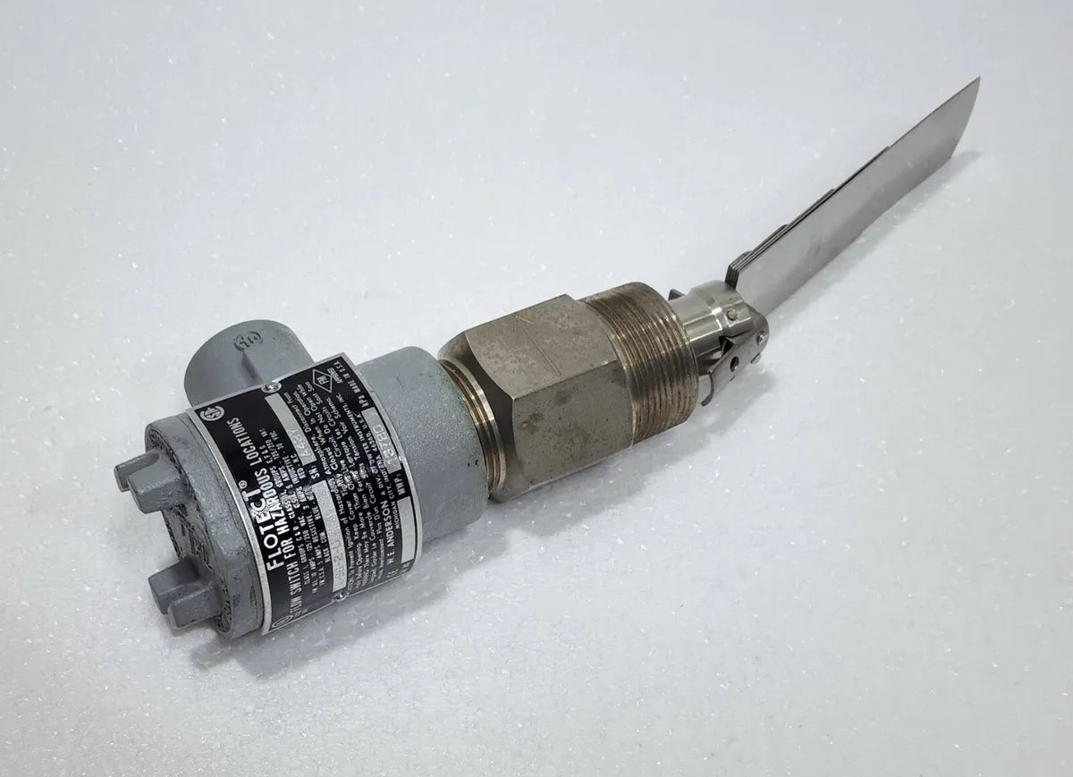 Dwyer Flotect® Water Flow Switch Stainless Steel 316 Universal Vane