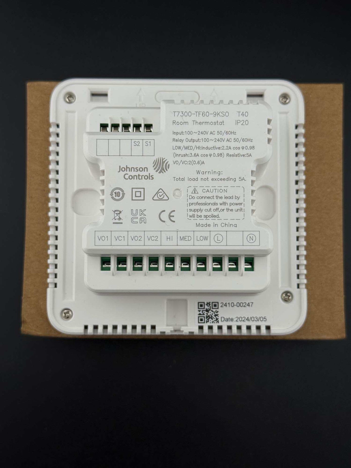 Controllers - Johnson Controls T7300-TF60-9KSO 2-Pipe Fan Coil Thermostat, 3-Speed Fan, 2/3-Wire On/Off Valve, 110–240V