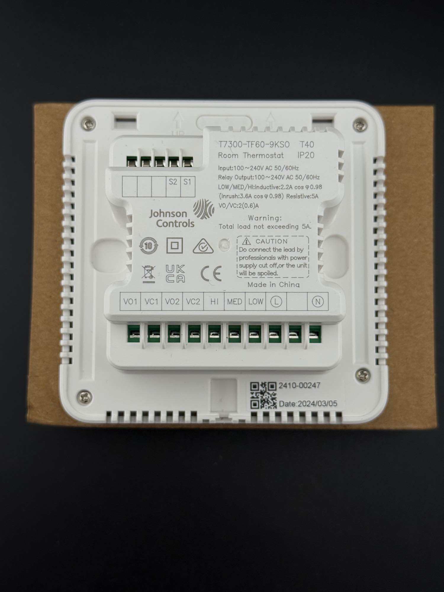 Controllers - Johnson Controls T7300-TF60-9KSO 2-Pipe Fan Coil Thermostat, 3-Speed Fan, 2/3-Wire On/Off Valve, 110–240V