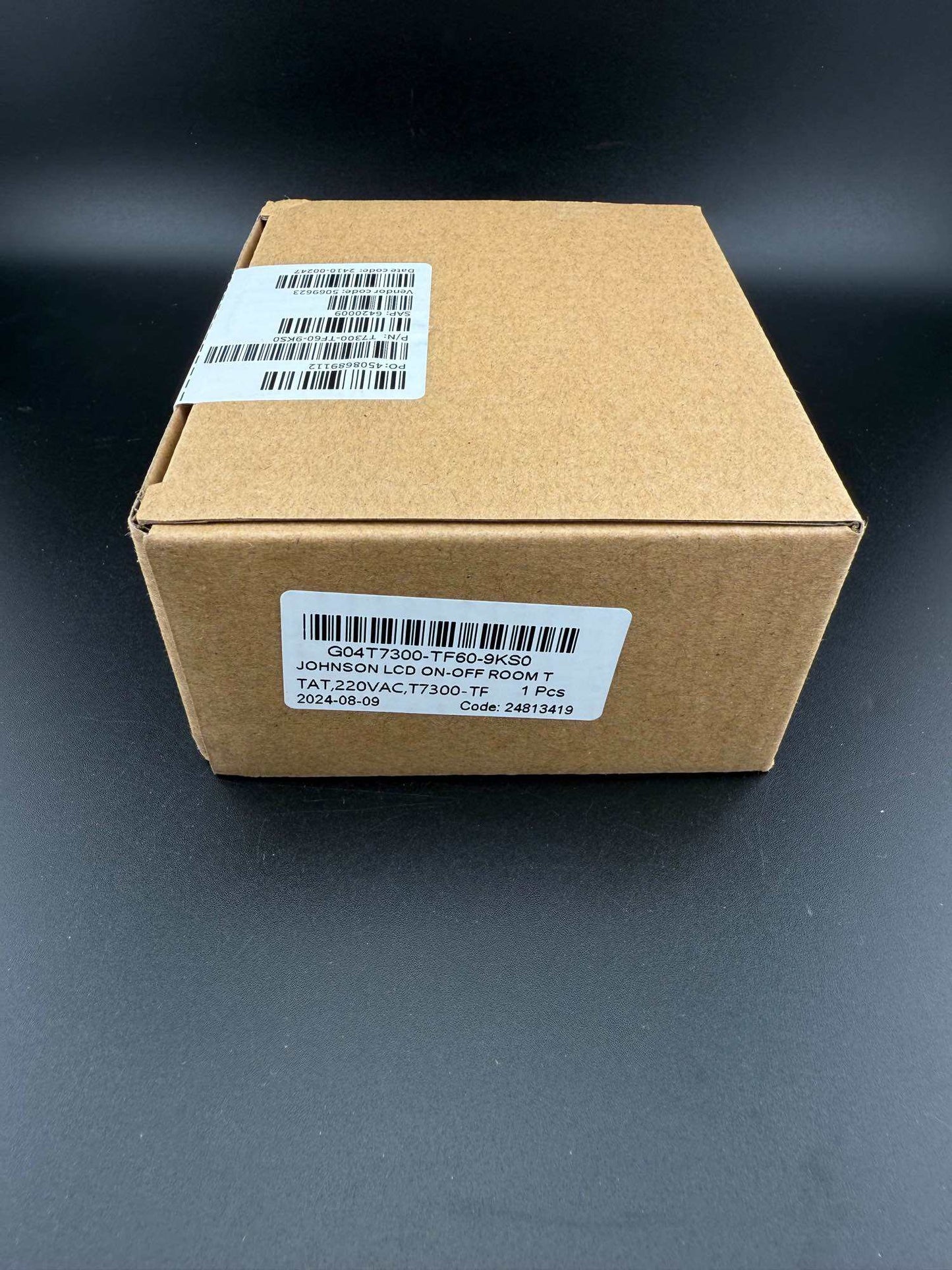 Controllers - Johnson Controls T7300-TF60-9KSO 2-Pipe Fan Coil Thermostat, 3-Speed Fan, 2/3-Wire On/Off Valve, 110–240V